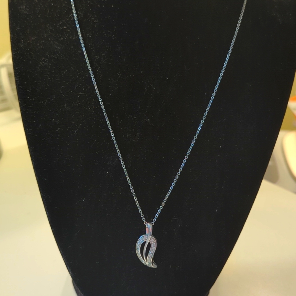Leaf shaped pendant on chain